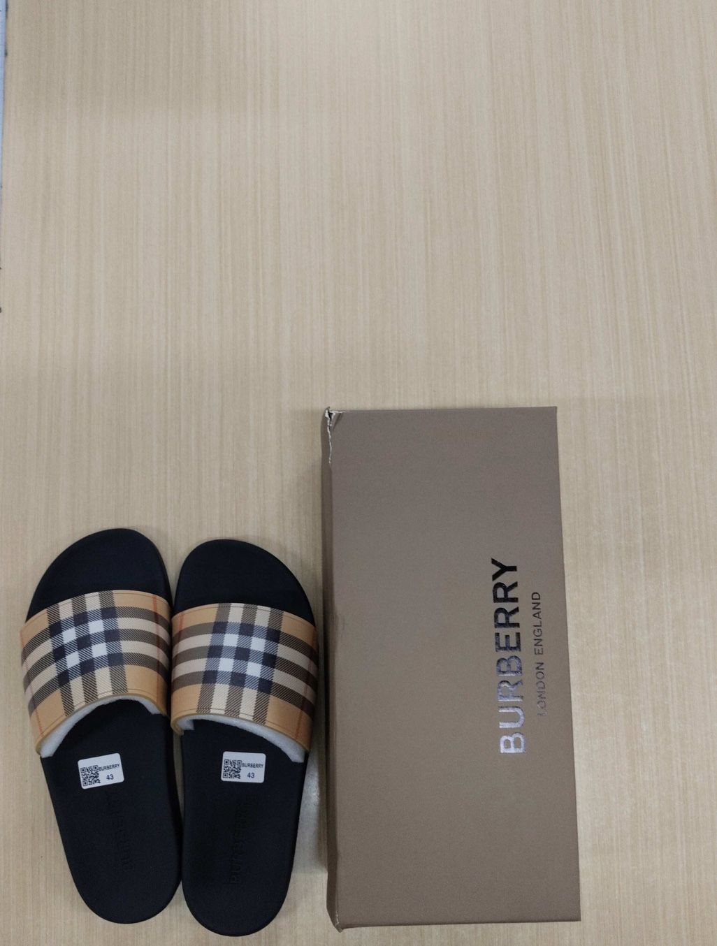 Burberry Slippers Brand New Size 8 And 9 With Boxes
