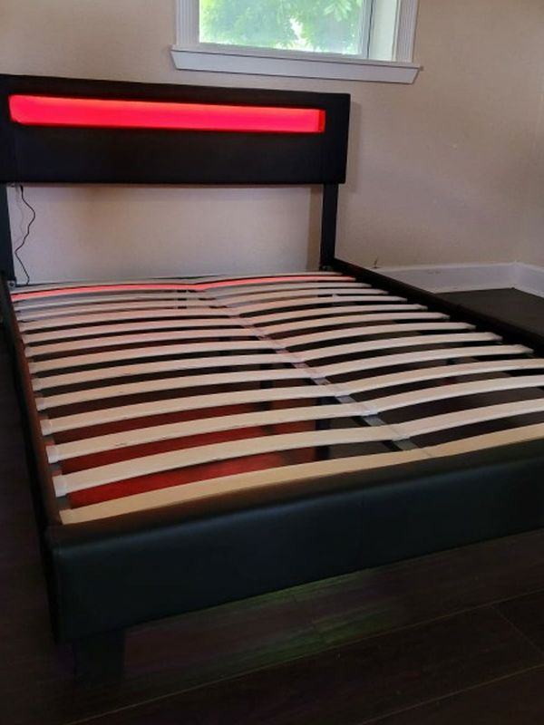 NEW IN BOX FULL UPHOLSTERED BED FRAME PLATFORM 😊 MATTRESS SOLD SEPARATELY