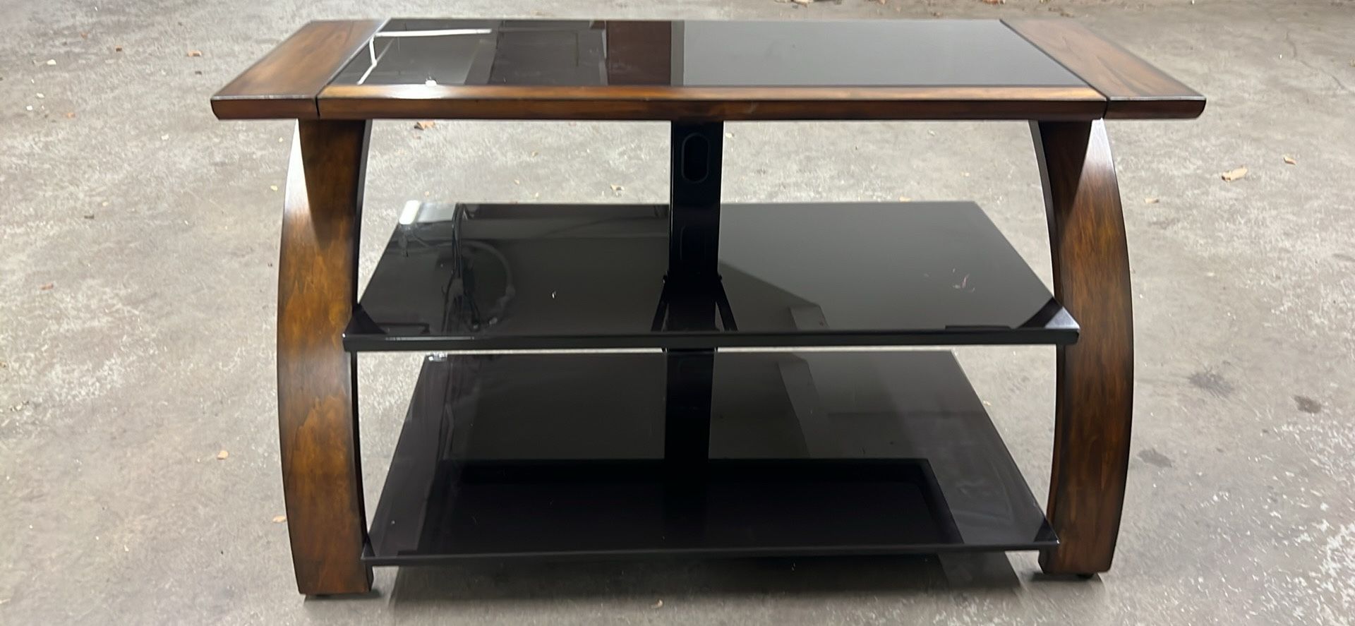 44”wx20”dx24”h Good Condition Like New Tv Stand