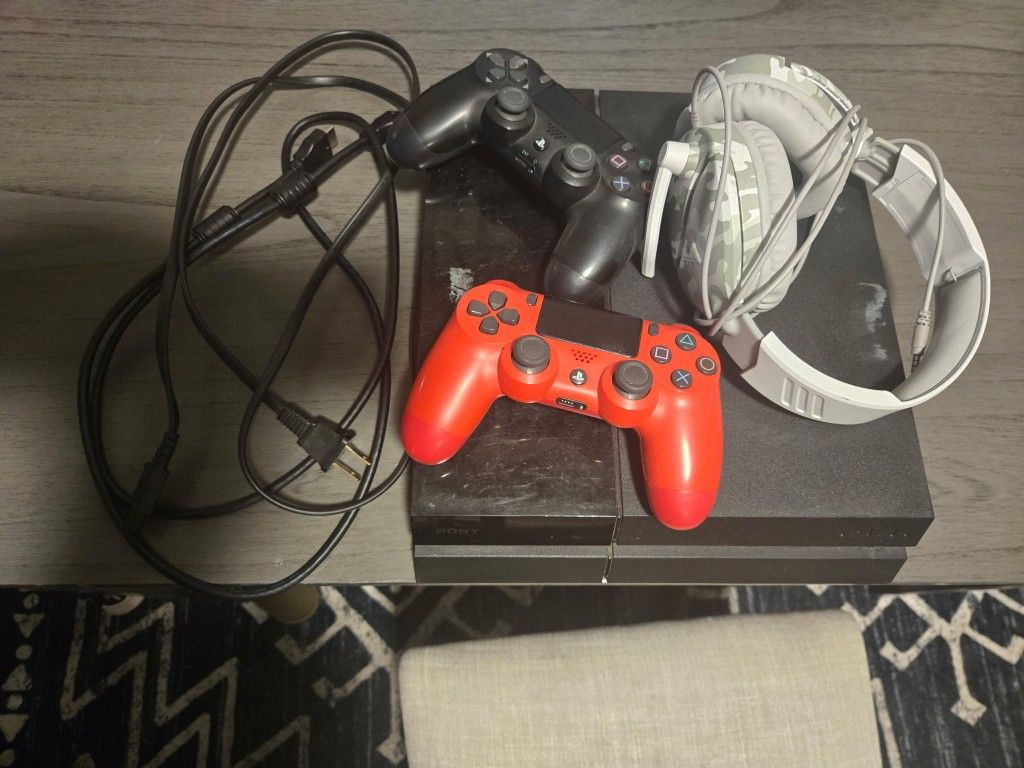 PS4 2 Controllers 1 Headset
