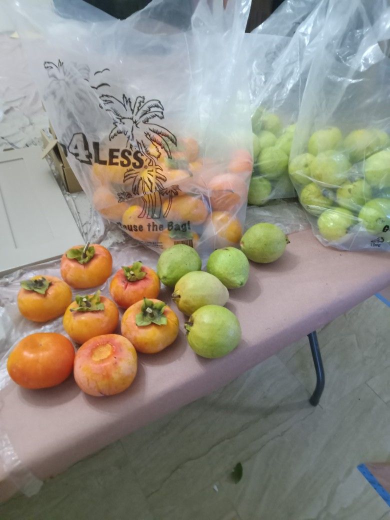 Persimos Grandes Y Guayabas Blancas Y Rojas