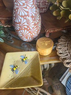 Bee Bundle. Home decor. Both for 7 Dollars obo