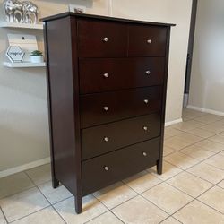 Dresser, solid wood, all the drawers are working good 