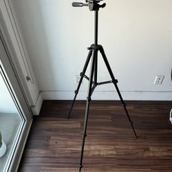 Lightweight Aluminum Camera Tripod – Adjustable with Pan Head