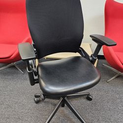 LIKE NEW STEELCASE LEAP V2 BLACK LEATHER FULLY ADJUSTABLE ARMS LUMBAR SUPPORT TILT LOCK TILT TENSION ADJUSTMENTS