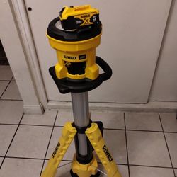 Like New Dwalt 20 Volt Tripod Ligth Con Batería $$225 Fijo