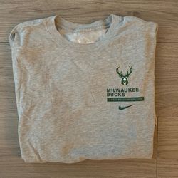 Milwaukee Bucks Nike Long Sleeve Size Large