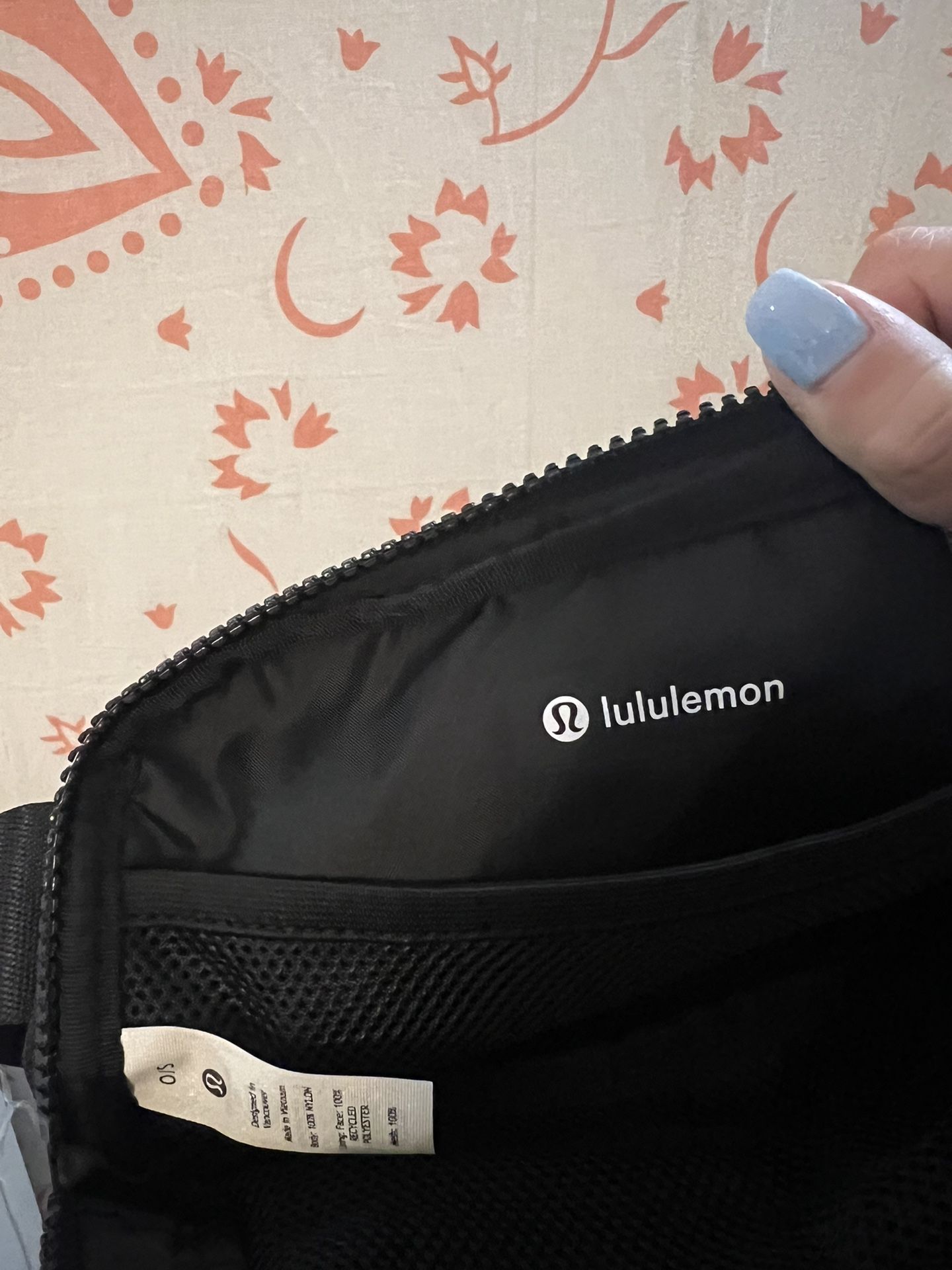 BRAND NEW WITH TAGS! LULULEMON ATHLETICA everywhere Belt Bag - Black, Gold  Hardware for Sale in Portland, OR - OfferUp