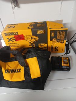 DEWALT DBC1104 battery charger