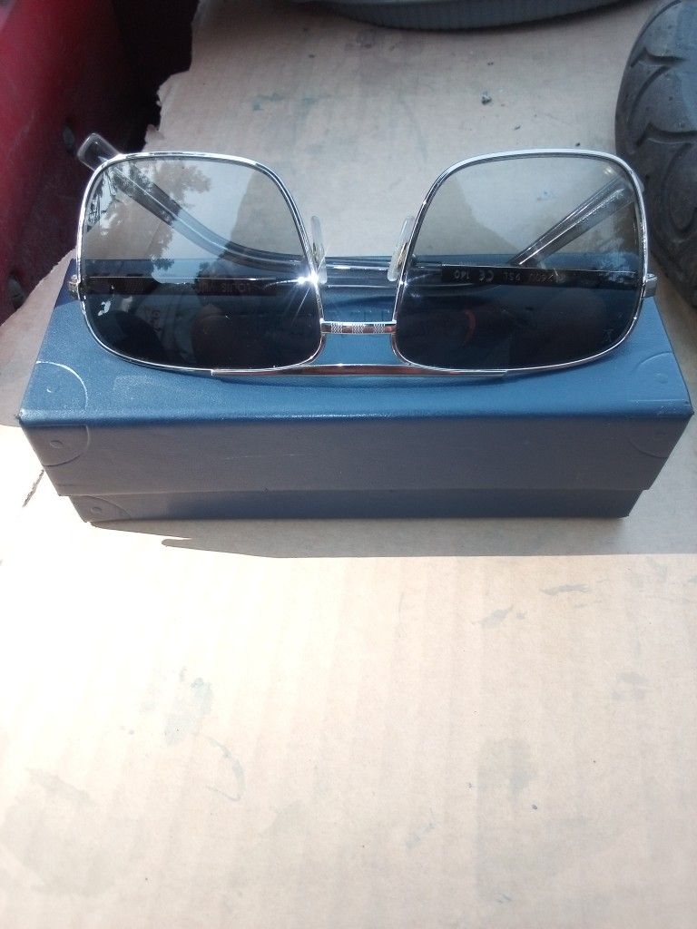 Louis Vuitton Z0260U
Attitude Sunglasses