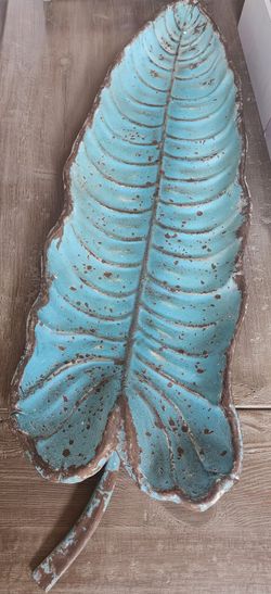 RUSTIC METAL LEAF TRAY