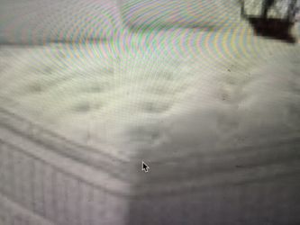 Queen pillow top New mattress and box springs that 150.