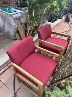 Lot of 2 wood chairs