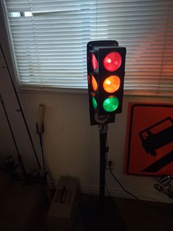 Traffic light... 4ft  plastic electric