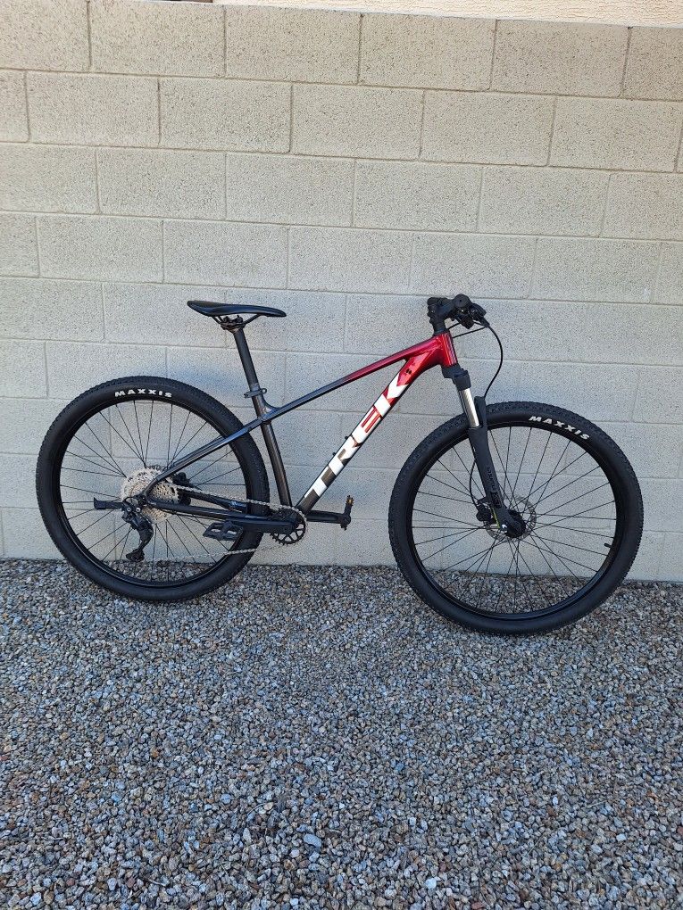 TREK MARLIN 6 MOUNTAIN BIKE 29 ER 1 X 10 SPEED( MEDIUM) CHECK MY OTHER BIKES 