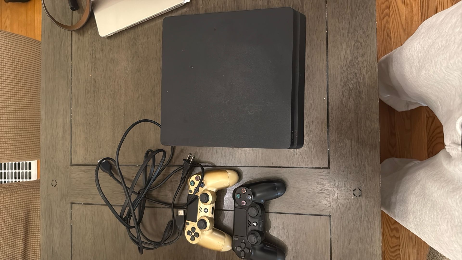 PS4 Slim 1tb Two Controllers 
