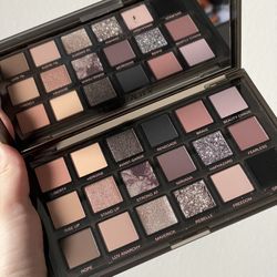 Huda Beauty Eyeshadow Palette: Pretty Grunge