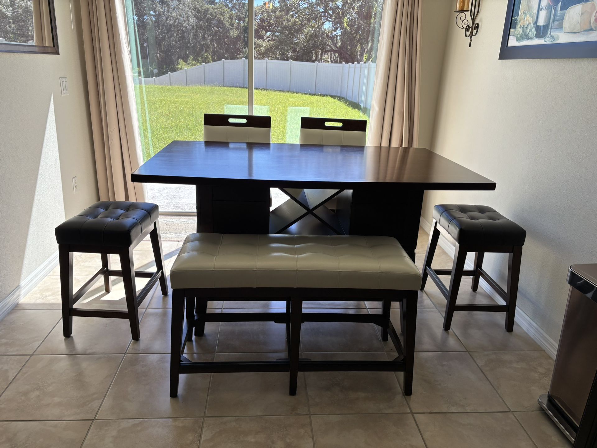 Like New Rooms To Go Dining Set. 