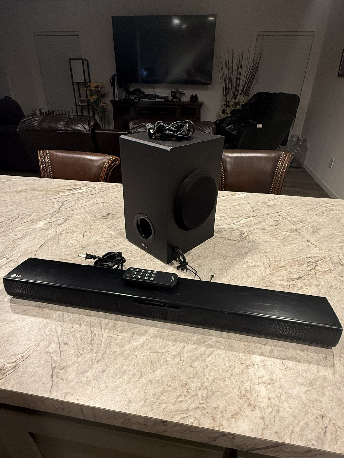 LG Sound bar w Subwoofer 