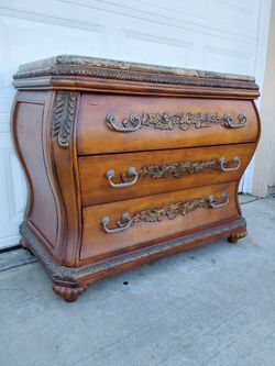 ANTIQUE.  Ornate Bombe Chest of Drawers with Marble Top