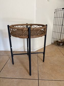 Wicker round end table