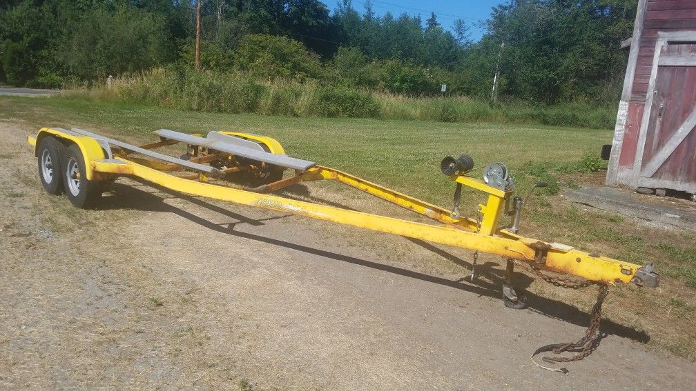 22ft boat trailer dual axle. Rusty.