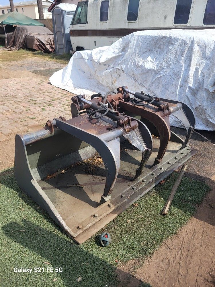 Bobcat claw bucket