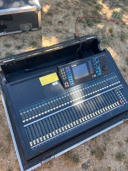 Digital Mixing Console Yamaha LS9-32 With Road Case