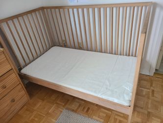Ikea crib/toddler bed with mattress