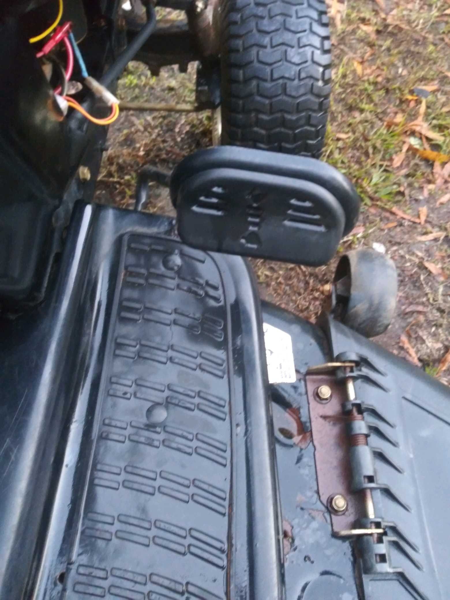 2011 Craftsman LT2000 riding mower runs an cuts good nothing wrong with