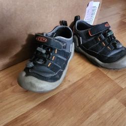 toddler Keen shoes size 9