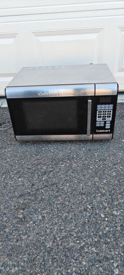 Cuisinart 1,000-watt countertop appliance with a 1.1 cubic-foot capacity.