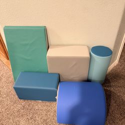 Like new 5 Pieces Foam Play 