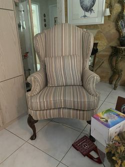 Accent host chair Chair really comfortable