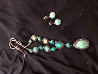 Juego de aretes y collar