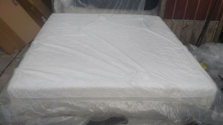 Tempurpedic King Size Mattress (Mattress Only)