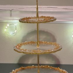 Handmade White Resin 3-Tier Tray with Gold Detailing – Elegant Home Decor Bandeja de Resina Blanca de 3 Niveles Hecha a Mano con Detalles Dorados – De