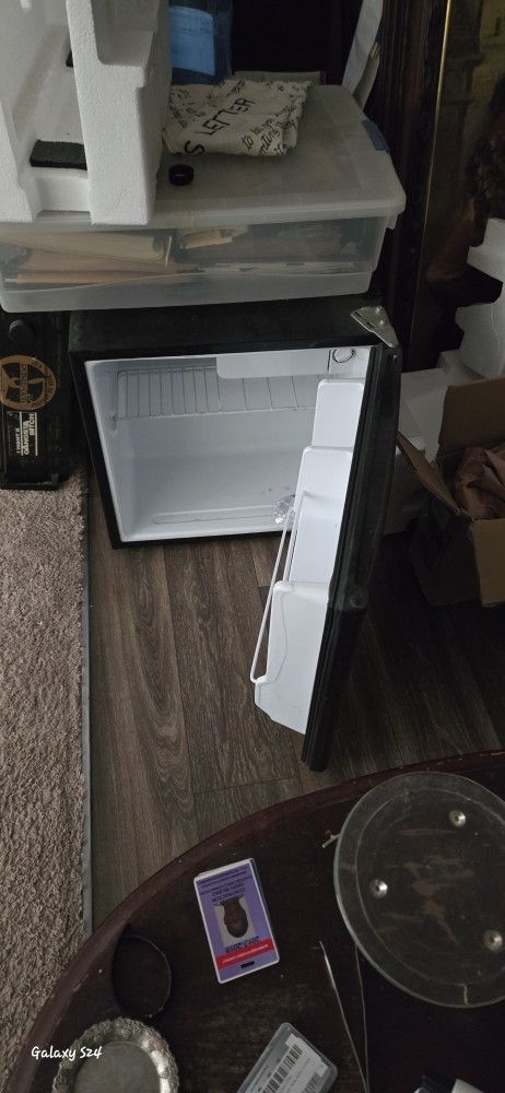 Magic Chef Black Mini Fridge 