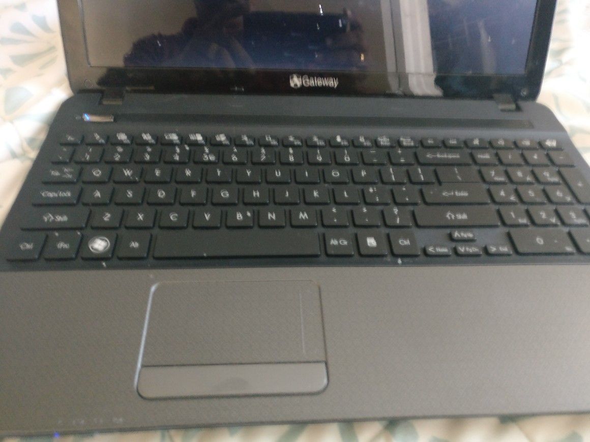 Gateway 15.6 inch laptop with AMD A6 processor, 6gb Ram and 500gb hard drive. Comes with charger. Has windows 10and Ms office on it.