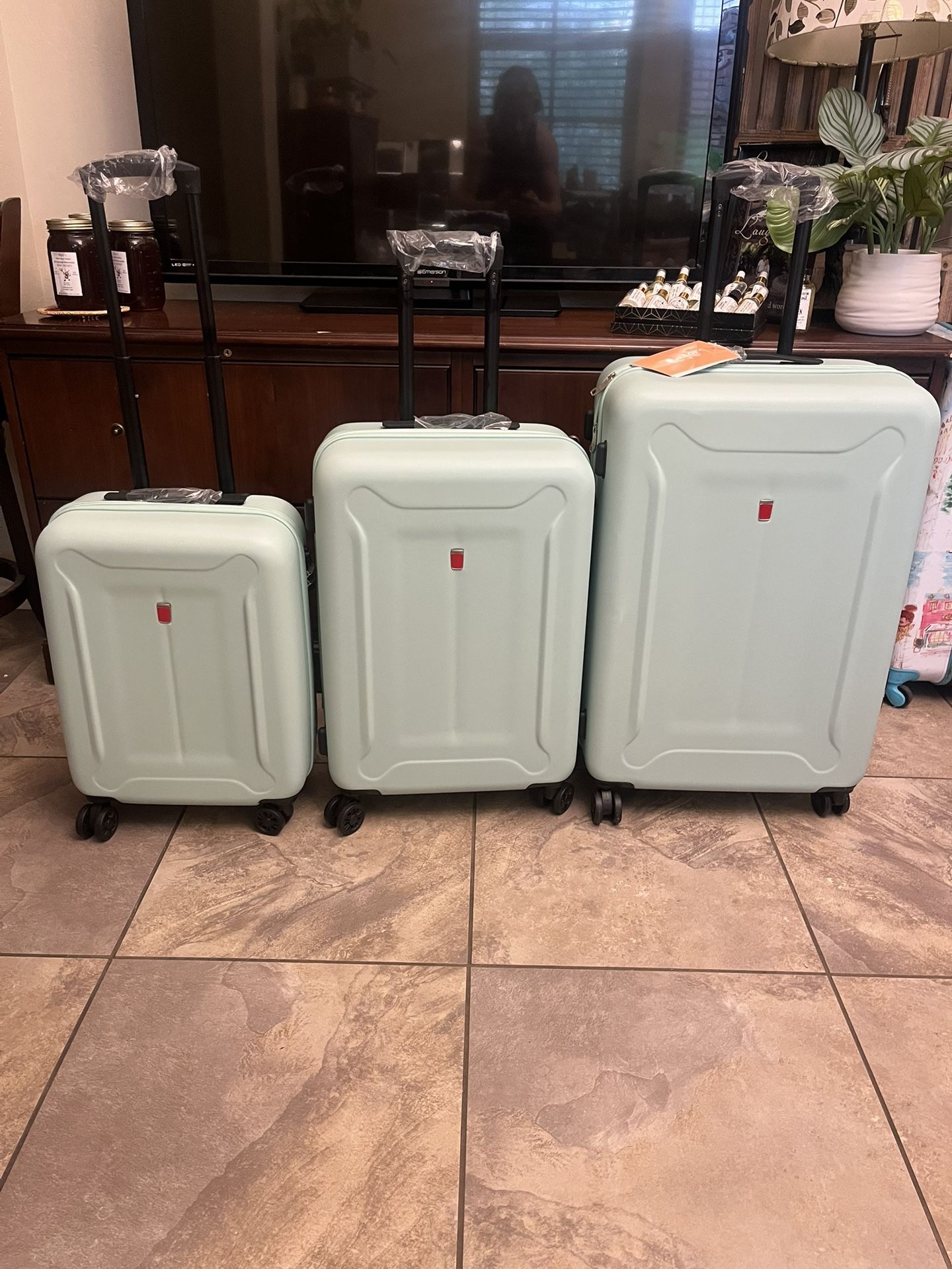 🌿 New Set 3 Premium Mint Green Hardshell Luggage Set – Brand New! 🌿 📍 Pickup Location: S. Durango & 215 near IKEA  ✨ Travel in ultimate style