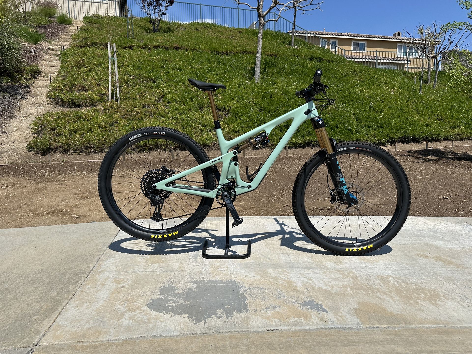 2024 Yeti SB140 LR Mountain Bike