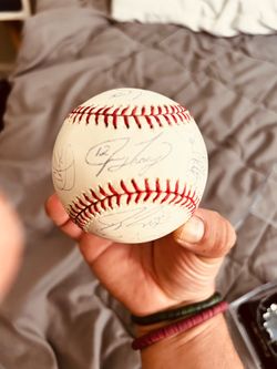 2004 MLB Autographed Baseball by Los Angeles Dodgers