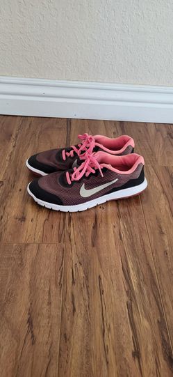 Nike Woman Shoes Size 7Y.