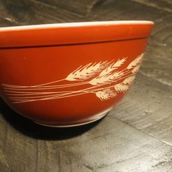 Beautiful Vintage Wheat  Pyrex Bowl 