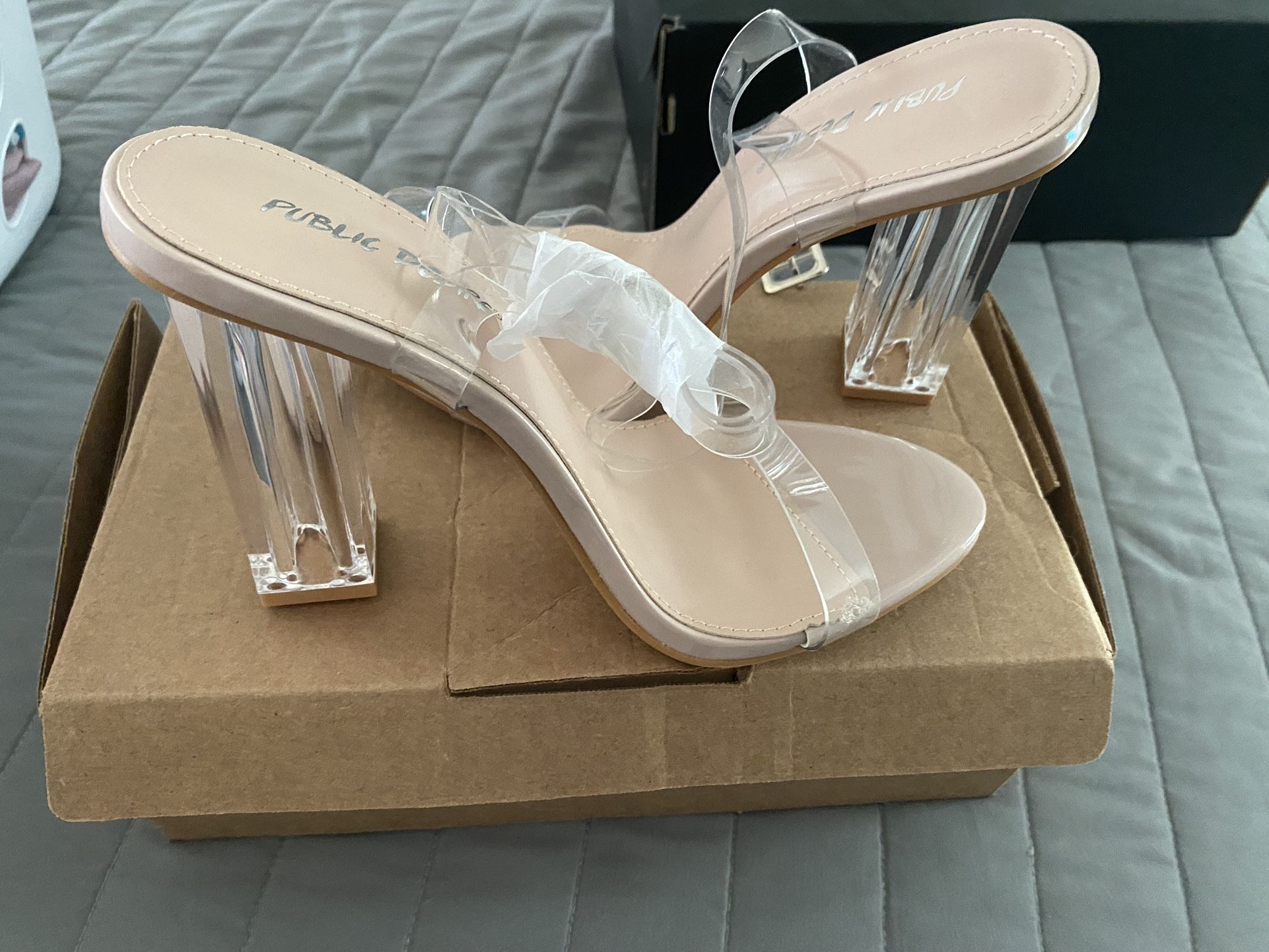 Clear heelsā¦