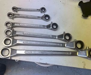 Box end ratcheting wrenches