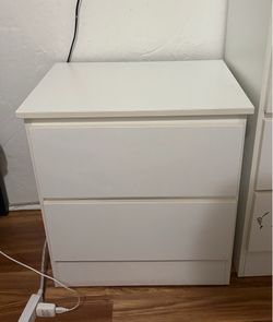 2 white night stands