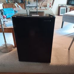 Insignia Mini Frig Like New