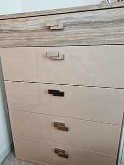 Dresser (Contagious Piedi