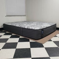 Queen size mattress - can DELIVER almost anywhere for $20 extra - gently used and in LIKE NEW condition 😍